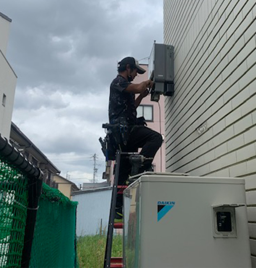 蓄電池設置作業風景